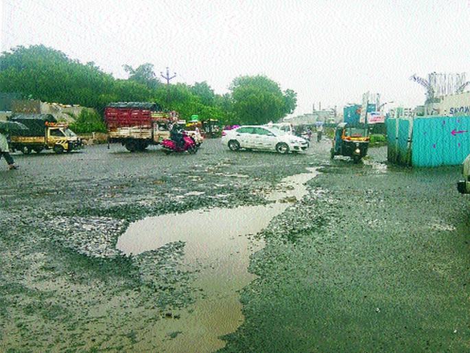 Waiting for Mumbai Highway | मुंबई महामार्गाची खड्ड्यातून वाट  Waiting for Mumbai Highway | मुंबई महामार्गाची खड्ड्यातून वाट