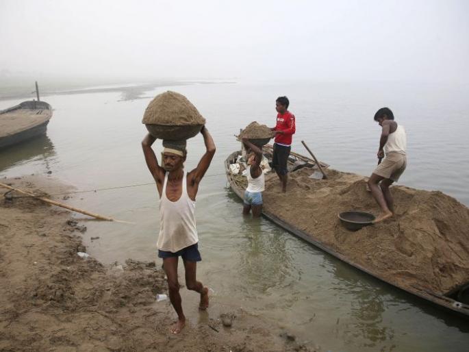 Purna river basin dug by sand mafia | वाळू माफियांनी खोदून काढले पूर्णा नदीचे पात्र Purna river basin dug by sand mafia | वाळू माफियांनी खोदून काढले पूर्णा नदीचे पात्र