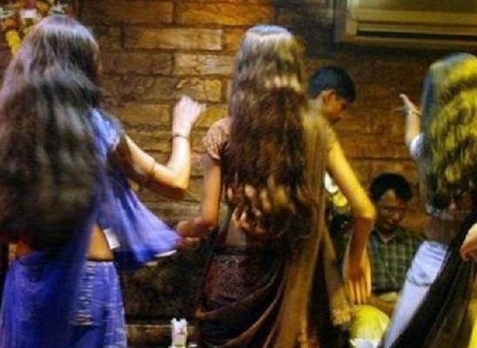 Lackdown on paper, Bar opened till midnight | लाॅकडाऊन नावालाच, बारमध्ये रात्री उशिरापर्यंत ‘झिंगाट’ Lackdown on paper, Bar opened till midnight | लाॅकडाऊन नावालाच, बारमध्ये रात्री उशिरापर्यंत ‘झिंगाट’