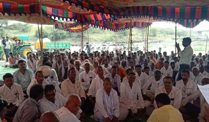 agitation by farmers on the bank of Vainganga river in Yawatmal district | ९० गावांतील शेतकऱ्यांनी पुकारला पैनगंगा नदीच्या पात्रात एल्गार agitation by farmers on the bank of Vainganga river in Yawatmal district | ९० गावांतील शेतकऱ्यांनी पुकारला पैनगंगा नदीच्या पात्रात एल्गार