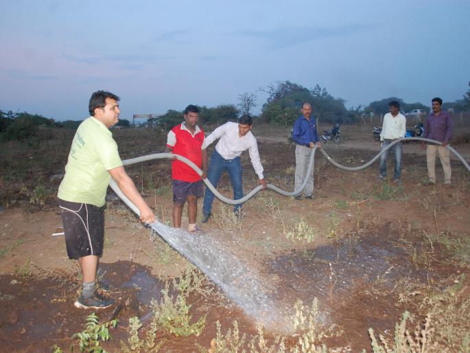 Tankers are used to give water to plants | टँकरने पाणी देवून जगवली जाताहेत झाडे  Tankers are used to give water to plants | टँकरने पाणी देवून जगवली जाताहेत झाडे