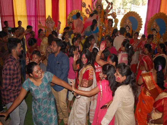  Bengali women enjoy the looted venom game | बंगाली महिलांनी लुटला सिंदुर खेळाचा आनंद