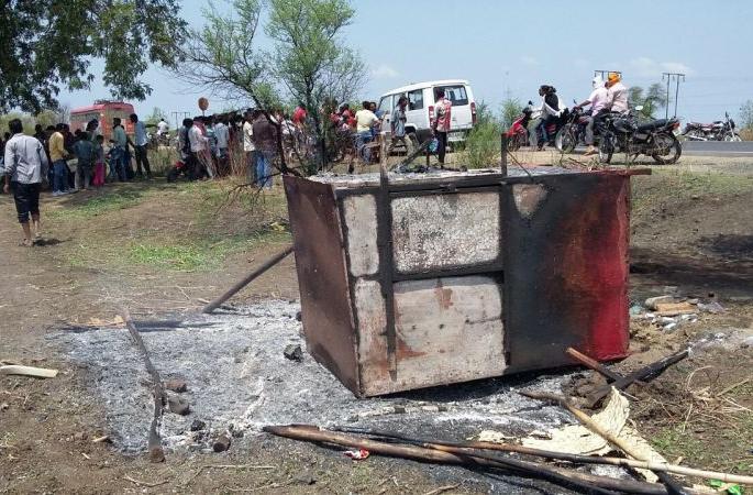 Angry women in the Yavatmal district burnt the Paan Shop | यवतमाळ जिल्ह्यात संतप्त महिलांनी जाळली पानटपरी Angry women in the Yavatmal district burnt the Paan Shop | यवतमाळ जिल्ह्यात संतप्त महिलांनी जाळली पानटपरी