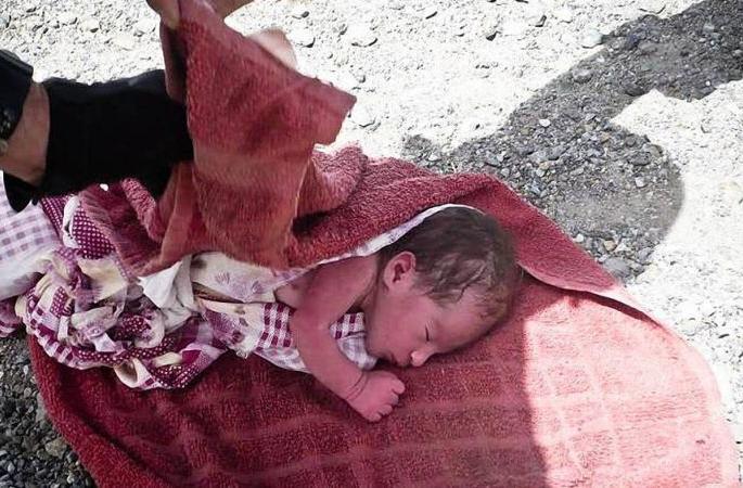 An infant girl was found near a car in Nagpur | नागपुरात नवजात बालिकेला कारजवळ सोडले An infant girl was found near a car in Nagpur | नागपुरात नवजात बालिकेला कारजवळ सोडले