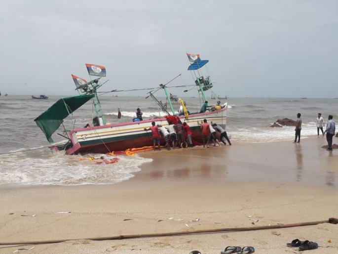 Ganpatipule sank a fishing boat, all sailors safely escaped | गणपतीपुळे समुद्रकिनारी मासेमारी नौका बुडाली, सर्व खलाशी सुखरुप वाचले Ganpatipule sank a fishing boat, all sailors safely escaped | गणपतीपुळे समुद्रकिनारी मासेमारी नौका बुडाली, सर्व खलाशी सुखरुप वाचले