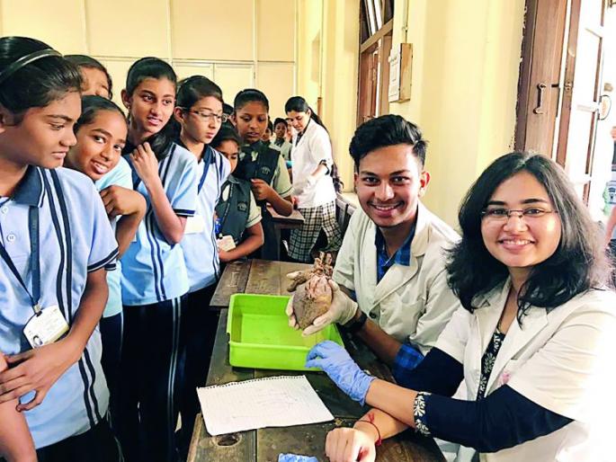 When Students took brain, heart in hands ... | विद्यार्थ्यांनी हातात घेतले मेंदू, हृदय...