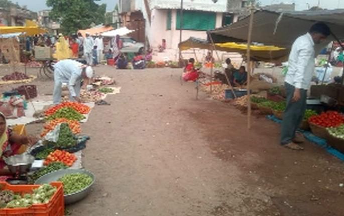 Due to the drought on the market for weeks | आठवडे बाजारावर दुष्काळाचे सावट