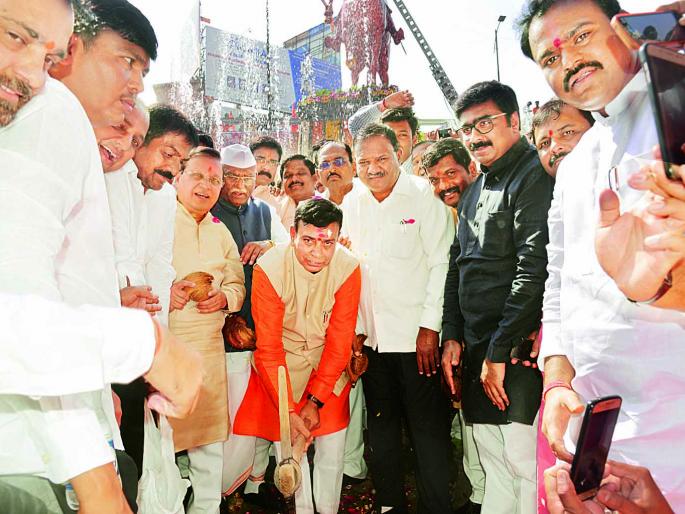 Finally, the height of the statue will grow | ...अखेर क्रांतीचौकातील पुतळ्याची उंची वाढणार Finally, the height of the statue will grow | ...अखेर क्रांतीचौकातील पुतळ्याची उंची वाढणार