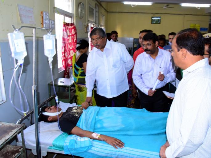 Kolhapur: 5 lakhs help from family members of deceased: Chandrakant Patil's information, CPR discussions | कोल्हापूर : मृतांच्या कुटुंबियाना ५ लाखांची मदत : चंद्रकांत पाटील यांची माहिती, सीपीआर मध्ये केली विचारपूस Kolhapur: 5 lakhs help from family members of deceased: Chandrakant Patil's information, CPR discussions | कोल्हापूर : मृतांच्या कुटुंबियाना ५ लाखांची मदत : चंद्रकांत पाटील यांची माहिती, सीपीआर मध्ये केली विचारपूस