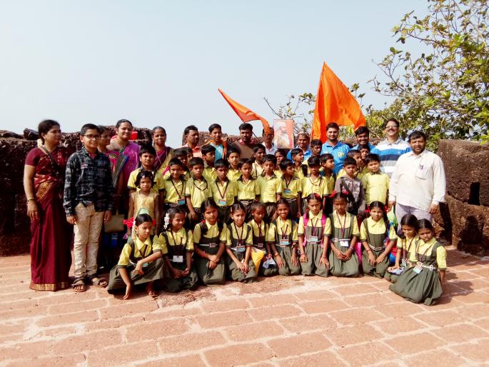 Shivaji Maharaj's best wishes to the students at Purnagad Fort | पूर्णगड किल्ल्यावर विद्यार्थ्यांची शिवाजी महाराजांना मानवंदना Shivaji Maharaj's best wishes to the students at Purnagad Fort | पूर्णगड किल्ल्यावर विद्यार्थ्यांची शिवाजी महाराजांना मानवंदना