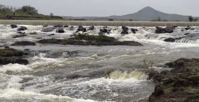 Dedergaon lake 'overflows' in third rains | तिसऱ्याच पावसात डेडरगाव तलाव ‘ओव्हरफ्लो’