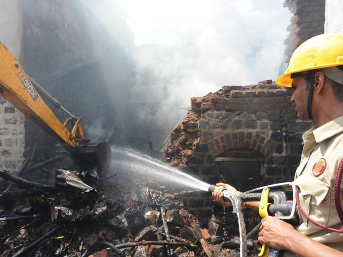 Kolhapur: Fire at Jambhari house, death of Mhasehi, loss of Rs.15 lakh: Cow injured | कोल्हापूर : दुमजली घरासह गोठ्याला आग, म्हैशीचा मृत्यू, १५ लाखांचे नुकसान : गाय जखमी Kolhapur: Fire at Jambhari house, death of Mhasehi, loss of Rs.15 lakh: Cow injured | कोल्हापूर : दुमजली घरासह गोठ्याला आग, म्हैशीचा मृत्यू, १५ लाखांचे नुकसान : गाय जखमी