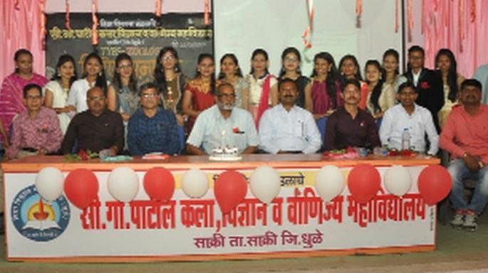 Students will be happy if they choose a favorite topic | आवडता विषय निवडल्यास विद्यार्थी आनंदी दिसतात