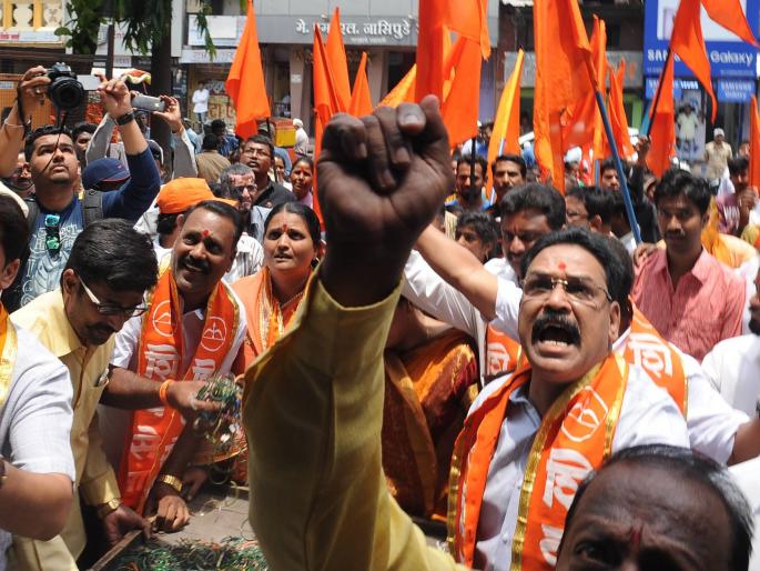 Kolhapur: Opposition to Shivsena Municipal Corporation, Tawde Hotel Action: Prohibition of Administration at the General Assembly | कोल्हापूर : शिवसेनेची महापालिकेवर निदर्शने, तावडे हॉटेल कारवाई : महासभेवेळी प्रशासनाचा निषेध