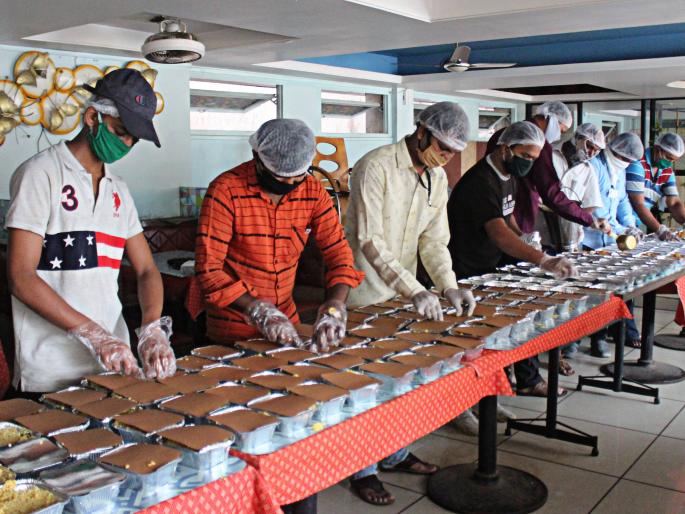 Three hundred people support Anand Kozi's 'Community Kitchen' | CoronaVirus Lockdown : ‘आनंद कोझी’च्या ‘कम्युनिटी किचन’चा तीनशेजणांना आधार Three hundred people support Anand Kozi's 'Community Kitchen' | CoronaVirus Lockdown : ‘आनंद कोझी’च्या ‘कम्युनिटी किचन’चा तीनशेजणांना आधार