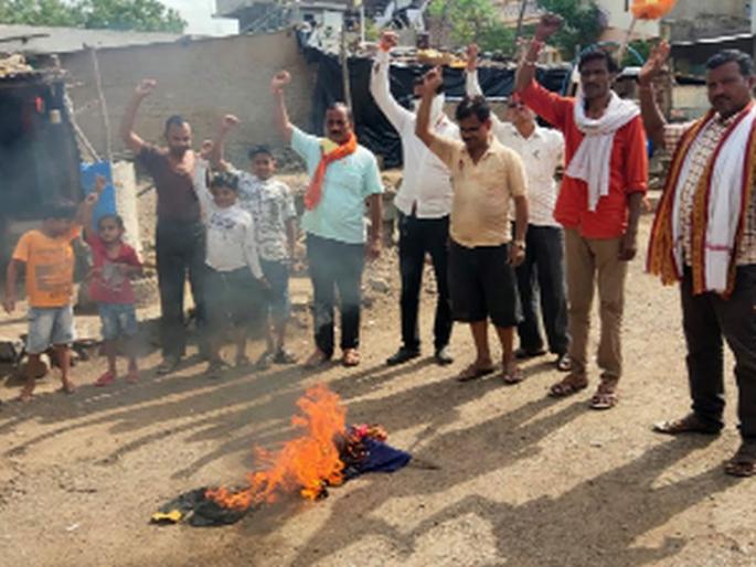 Protesting and burning of the symbolic statue of China | चीनच्या प्रतिकात्मक पुतळ्याचा निषेध अन् दहनही
