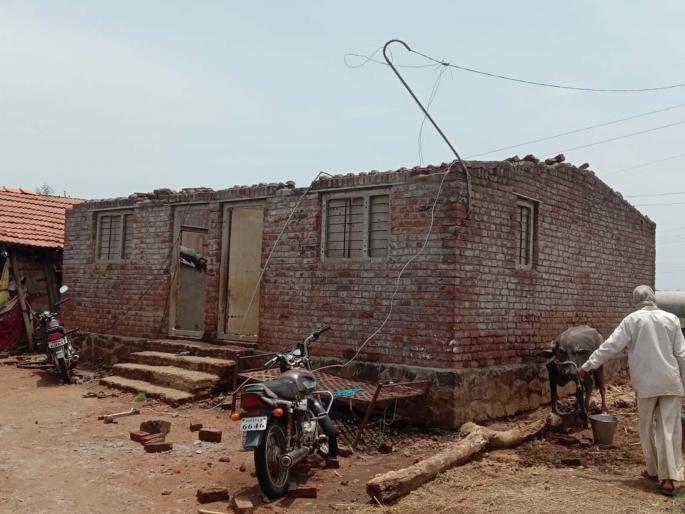 Chimukali's life was taken away by the storm in Matkunaki | पत्र्यासह पाळणा उडाला ; मतकुणकीत वादळी वाऱ्याने घेतला चिमुकलीचा जीव Chimukali's life was taken away by the storm in Matkunaki | पत्र्यासह पाळणा उडाला ; मतकुणकीत वादळी वाऱ्याने घेतला चिमुकलीचा जीव