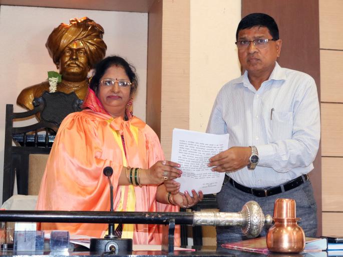 The Mayor's posting begins. Sarita More resigns | महापौरपदाची मोर्चेबांधणी सुरू. सरिता मोरे यांचा राजीनामा : निवडणुकीत भरणार रंगत The Mayor's posting begins. Sarita More resigns | महापौरपदाची मोर्चेबांधणी सुरू. सरिता मोरे यांचा राजीनामा : निवडणुकीत भरणार रंगत