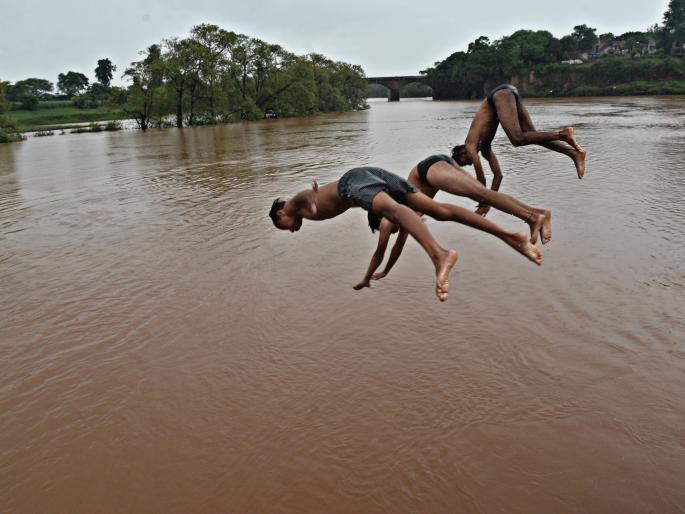 Nine dams in the district are under water, heavy rains in the dam area | जिल्ह्यातील नऊ बंधारे पाण्याखाली, धरणक्षेत्रात जोरदार पाऊस Nine dams in the district are under water, heavy rains in the dam area | जिल्ह्यातील नऊ बंधारे पाण्याखाली, धरणक्षेत्रात जोरदार पाऊस