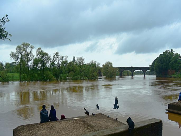 Panchganga level drops by a foot as rains ease in Kolhapur | कोल्हापुरात पावसाची उघडझाप; पंचगंगेची पातळी फुटाने घसरली, धरणांतून विसर्ग कायम Panchganga level drops by a foot as rains ease in Kolhapur | कोल्हापुरात पावसाची उघडझाप; पंचगंगेची पातळी फुटाने घसरली, धरणांतून विसर्ग कायम