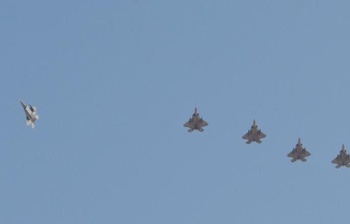 Tensions rise with Iran; Fighter planes deployed in the Qatar by US | इराणसोबत तणाव वाढला; अमेरिकेने कतारमध्ये तैनात केली लढाऊ विमाने