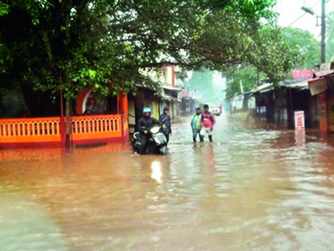 Rain fall in Vengurle taluka, traffic jam, Kadal sludge collapse | वेंगुर्ले तालुक्याला पावसाचा तडाखा, वाहतूक ठप्प, केळूस घाटातील दरड कोसळली Rain fall in Vengurle taluka, traffic jam, Kadal sludge collapse | वेंगुर्ले तालुक्याला पावसाचा तडाखा, वाहतूक ठप्प, केळूस घाटातील दरड कोसळली