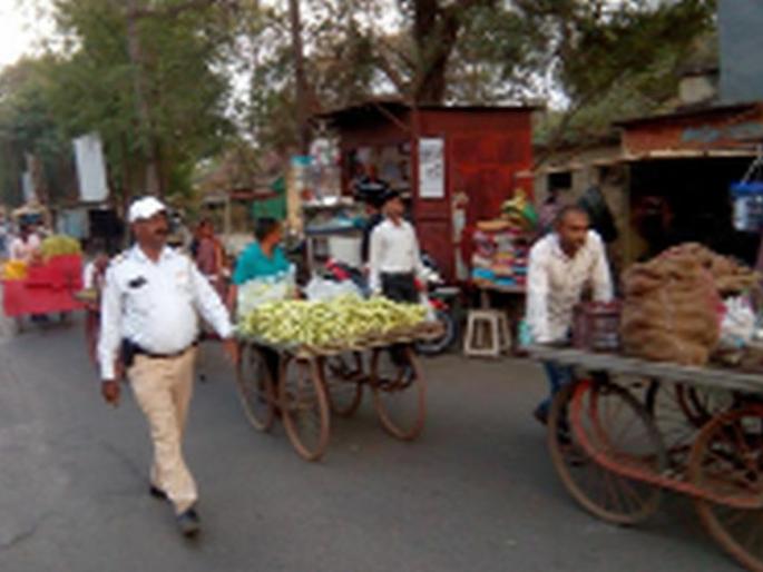 Police action on two vehicles | ११ हातगाड्यांवर पोलिसांची कारवाई