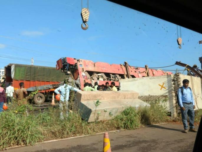 Vehicles carrying 70 kilograms of slabs changed their vehicles | ७० हजार किलो वजनाचा स्लॅबचा भाग घेऊन जाणारे वाहने पलटले Vehicles carrying 70 kilograms of slabs changed their vehicles | ७० हजार किलो वजनाचा स्लॅबचा भाग घेऊन जाणारे वाहने पलटले