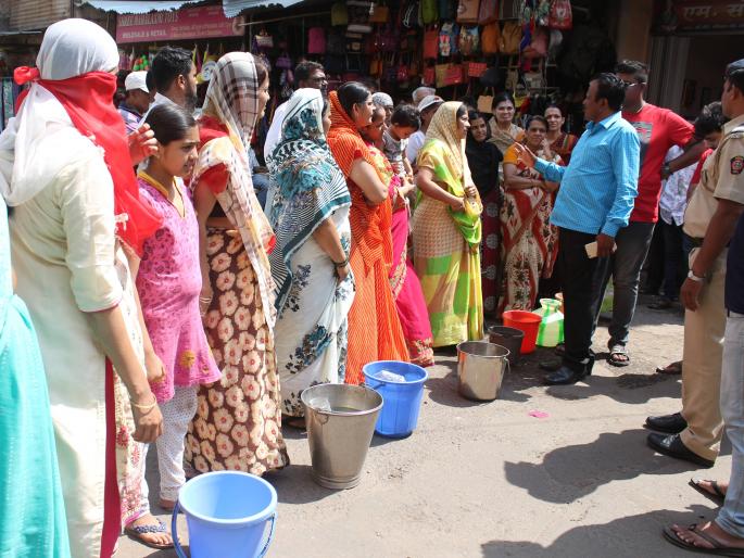 Kolhapur: Road to water near Bindu Chowk Sabajel | कोल्हापूर : बिंदू चौक सबजेलजवळ पाण्यासाठी रास्तारोको Kolhapur: Road to water near Bindu Chowk Sabajel | कोल्हापूर : बिंदू चौक सबजेलजवळ पाण्यासाठी रास्तारोको