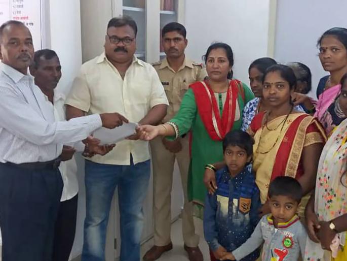 Should arrest the constitution of India on Jantar Mantar immediately - requests to Sawantwadi police | जंतरमंतरवर भारताचे संविधान जाळणाºयांना तत्काळ अटक करावी-सावंतवाडी पोलिसांना निवेदन