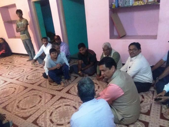 Shinde's condolences to the family members of Shaheed Chougule | शहीद चौगुले यांच्या कुटुंबीयांचे कुलगुरू शिंदे यांच्याकडून सांत्वन Shinde's condolences to the family members of Shaheed Chougule | शहीद चौगुले यांच्या कुटुंबीयांचे कुलगुरू शिंदे यांच्याकडून सांत्वन