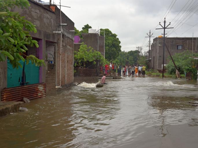 Heavy rains in Akola city; Drainage water has entered the houses of citizens in Umri area | अकाेला शहरात पावसाचे धुमशान ; उमरी भागात नागरिकांच्या घरात शिरले नाल्याचे पाणी Heavy rains in Akola city; Drainage water has entered the houses of citizens in Umri area | अकाेला शहरात पावसाचे धुमशान ; उमरी भागात नागरिकांच्या घरात शिरले नाल्याचे पाणी