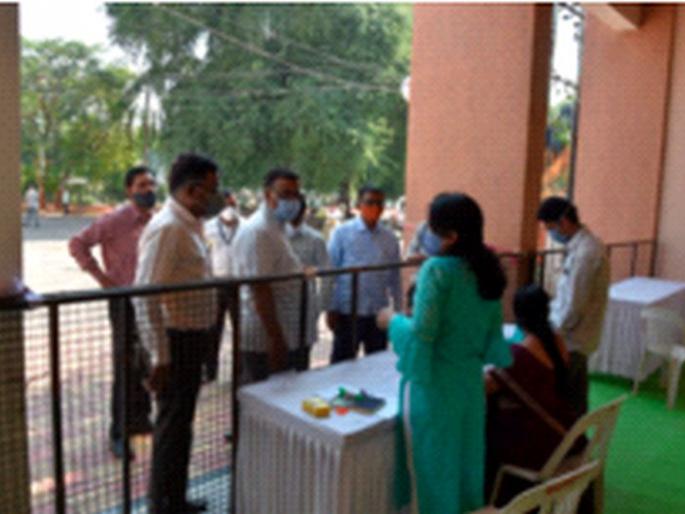 Staff dispatched to polling stations | मतदान केंद्रांवर कर्मचारी रवाना Staff dispatched to polling stations | मतदान केंद्रांवर कर्मचारी रवाना
