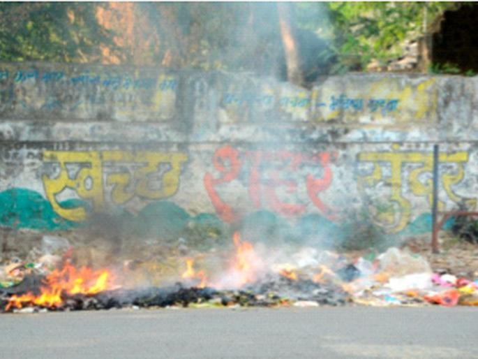 Thirteen of Dhule city's cleanliness ... | धुळे शहराच्या स्वच्छतेचे तीनतेरा... Thirteen of Dhule city's cleanliness ... | धुळे शहराच्या स्वच्छतेचे तीनतेरा...