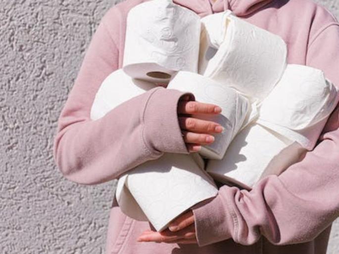 Toilet paper eating addiction woman of America | या महिलेला आहे अजब व्यसन, रोज खाते टॉयलेट पेपर; हैराण करणारं आहे कारण Toilet paper eating addiction woman of America | या महिलेला आहे अजब व्यसन, रोज खाते टॉयलेट पेपर; हैराण करणारं आहे कारण