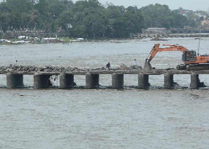 The bridging of the bridge begins | पुलावरील डांबरीकरण काढणे सुरू