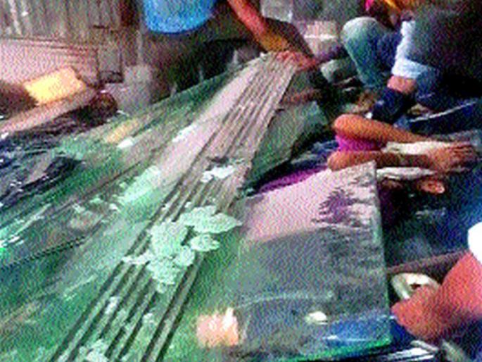 Eight kg of cottage on the body of the young man dies | आठशे किलोच्या काचा अंगावर पडल्याने तरुणाचा मृत्यू Eight kg of cottage on the body of the young man dies | आठशे किलोच्या काचा अंगावर पडल्याने तरुणाचा मृत्यू