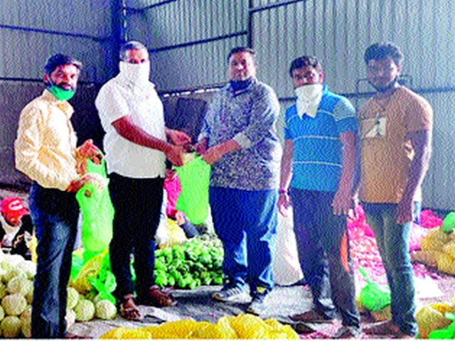 Free vegetables, groceries by MLA Aher | आमदार आहेर यांच्याकडून मोफत भाजीपाला, किराणा Free vegetables, groceries by MLA Aher | आमदार आहेर यांच्याकडून मोफत भाजीपाला, किराणा