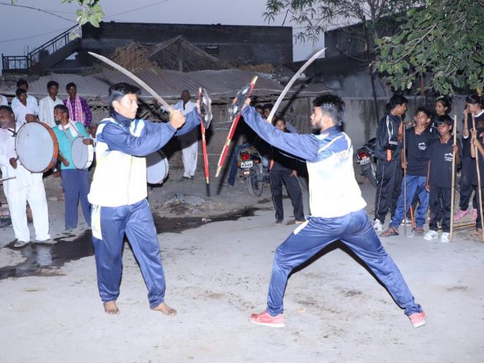 A youth who work on petrol pump teaches anciant warfare | पेट्रोल पंपवर काम करणारा आशुतोष शिकवितो प्राचीन युद्धकला! A youth who work on petrol pump teaches anciant warfare | पेट्रोल पंपवर काम करणारा आशुतोष शिकवितो प्राचीन युद्धकला!