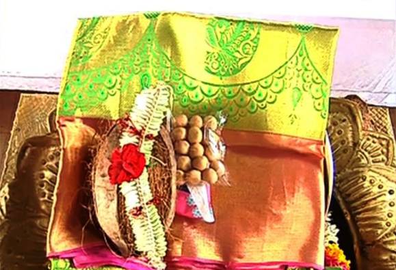 Ambabai Tirupati Shalu method closed | अंबाबाईला तिरुपती शालूची पद्धत बंद Ambabai Tirupati Shalu method closed | अंबाबाईला तिरुपती शालूची पद्धत बंद