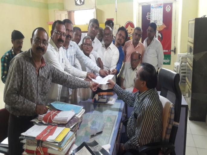 Nails are closed in an ambulance against the statement of chief minister | मुख्यमंत्र्यांच्या वक्तव्याच्या निषेधार्थ अमळनेरात नाभिकांचा बंद