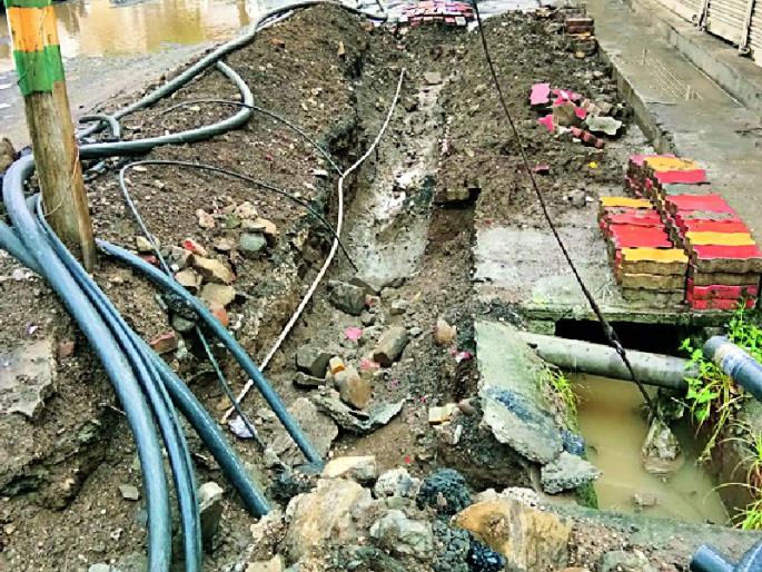 Cable under water; On the mud road | केबल पाण्याखाली; चिखल रस्त्यावर