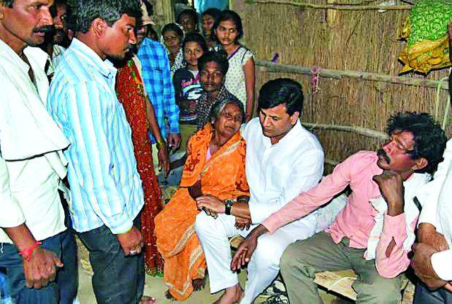 Two sisters' mother's condition worsened | आईसह दोन बहिणींची प्रकृती बिघडली Two sisters' mother's condition worsened | आईसह दोन बहिणींची प्रकृती बिघडली