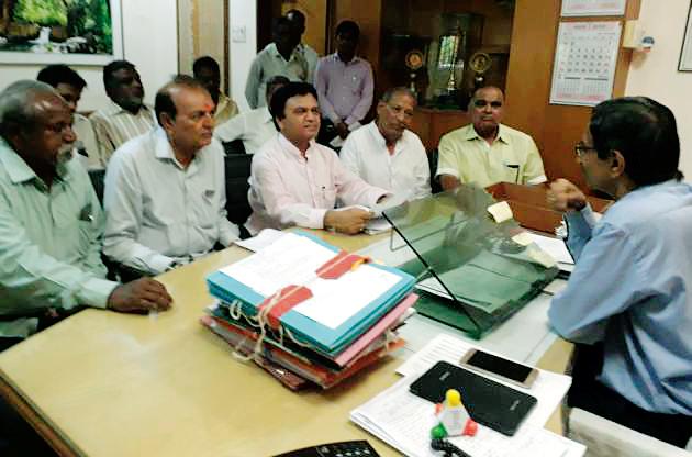 Congress stance, measures guaranteed | काँग्रेसचा ठिय्या, उपाययोजनांची हमी Congress stance, measures guaranteed | काँग्रेसचा ठिय्या, उपाययोजनांची हमी