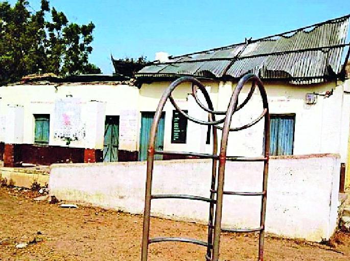 4 classrooms disrupted | २३४ वर्गखोल्या बाधित 4 classrooms disrupted | २३४ वर्गखोल्या बाधित