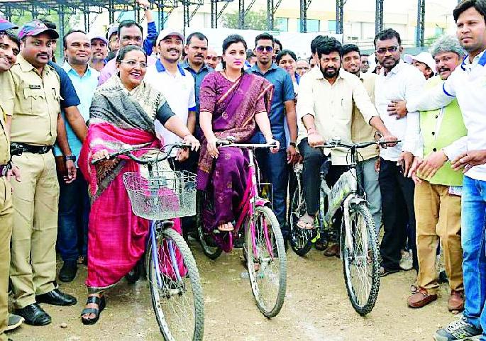 Environmental message of MPs riding bicycles | सायकल चालवून मंत्री खासदारांचा पर्यावरण संदेश Environmental message of MPs riding bicycles | सायकल चालवून मंत्री खासदारांचा पर्यावरण संदेश
