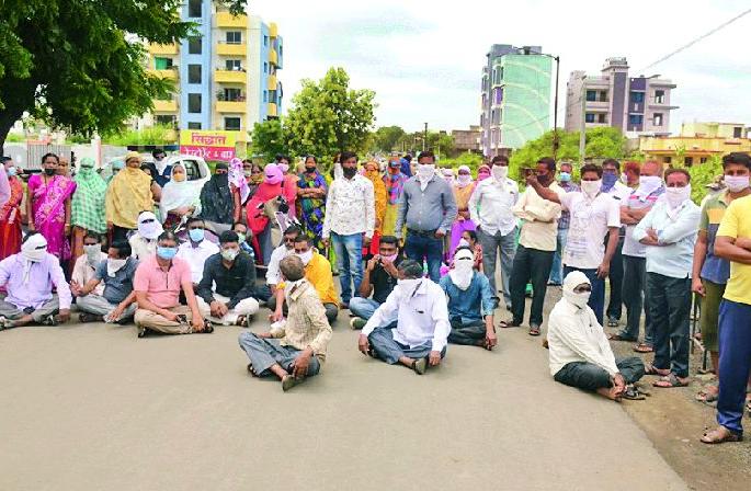 ‘Kovid Center’ Nakoch, Chakkajam on Shegaon-Rahatgaon road | ‘कोविड सेंटर’ नकोच, शेगाव-रहाटगाव मार्गावर चक्काजाम