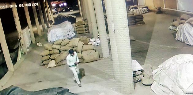 Employees left behind | कर्मचारीच निघाले धान्यचोर Employees left behind | कर्मचारीच निघाले धान्यचोर