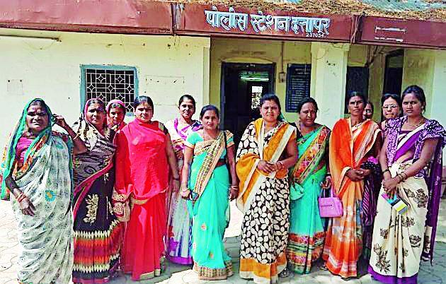 Women's fraud in the name of loan in old name | जुना धामणगावात कर्जाच्या नावावर महिलांची फसवणूक