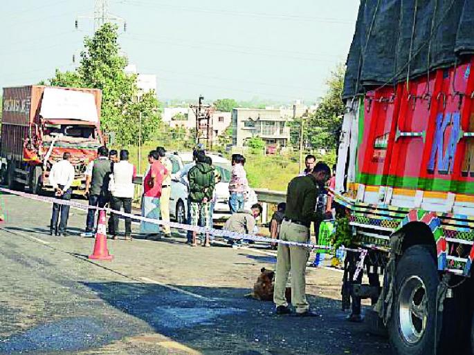 The body of the driver trapped in the vehicle | वाहनात फसला चालकाचा मृतदेह The body of the driver trapped in the vehicle | वाहनात फसला चालकाचा मृतदेह